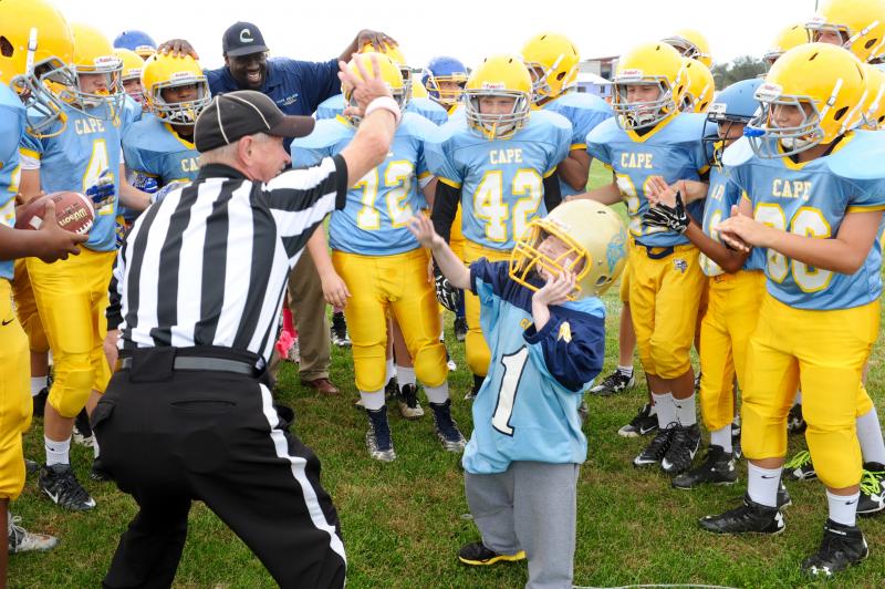 Beau Smith is high-fived by the official Ed VanKampen. DAVE FREDERICK PHOTO
