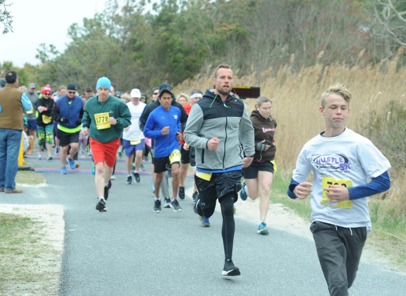 Micah Crenshaw leads the pack in the Hustle for Hooch 5K. DAVE FREDERICK PHOTO