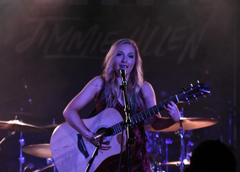 Jimmie Allen’s opening act Jessie Chris plays her hit “Better off Gone.”