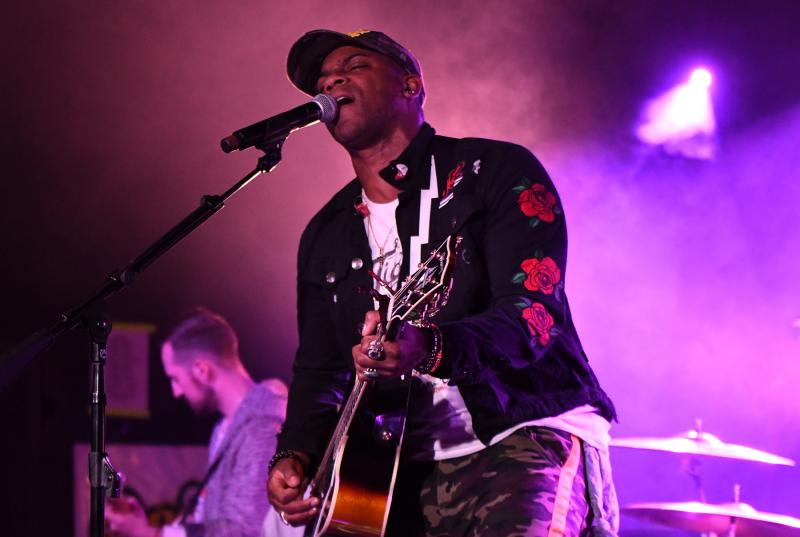 Allen sings his hit “Warrior.”