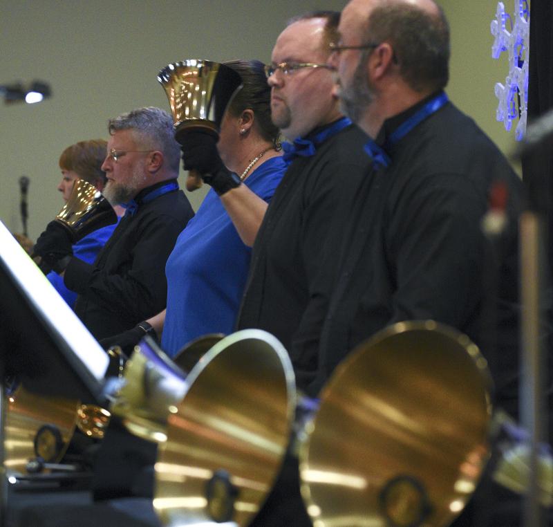 Charles Davidson, Heather Beauchamp, Neal Richard, and Glenn Pruitt back up the ringers.