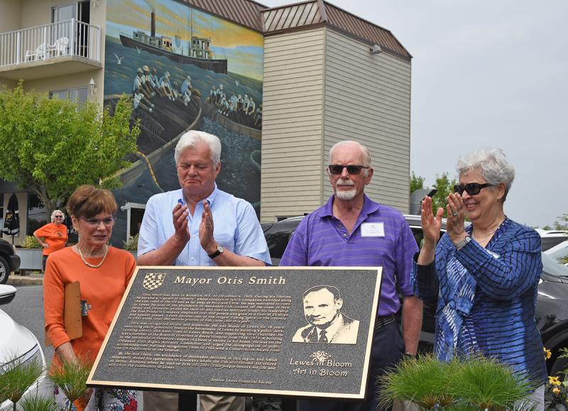 Unveiling the historic plaque are (l-r) Carolyn Marshall, Art in Bloom; Mayor Ted Becker; Tony Boyd-Heron, owner of Peninsula Gallery; and Jane Ellan Golde, Art in Bloom. NICK ROTH PHOTOS