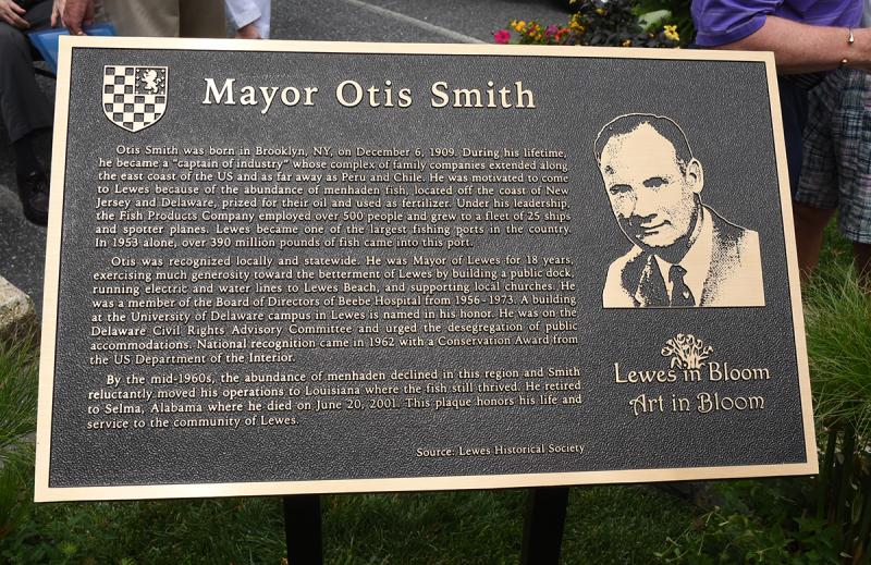 A plaque unveiled in Otis Smith Park honors Smith, a former mayor and owner of a large fishing company.