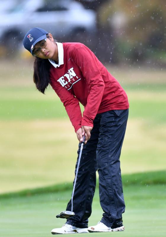 UPenn’s Leila Dizon watches as her putt rolls to the hole on the ninth.