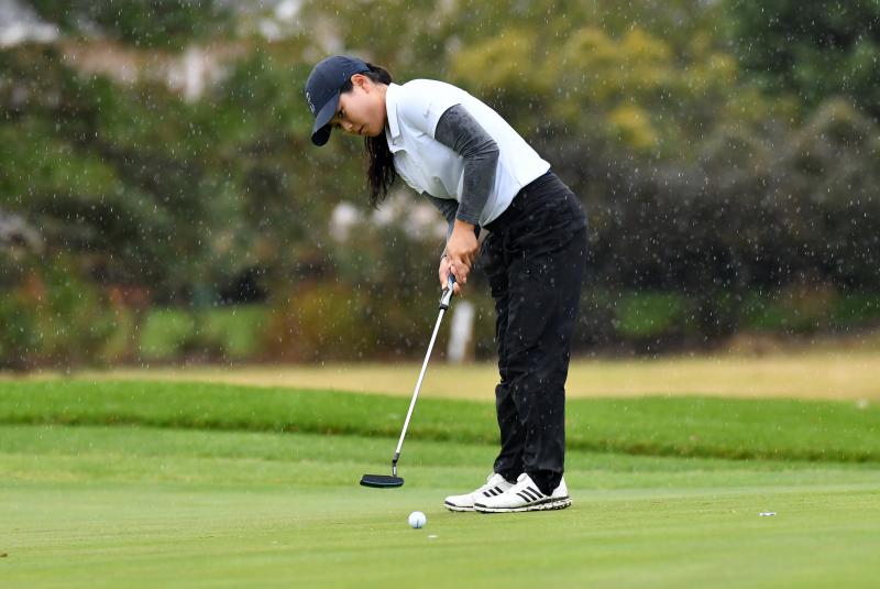 Penn Quakers player Mary Shin makes a putt.