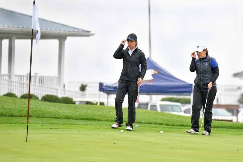 Penn’s Susan Xiao, left, and Seton Hall’s Carolina Ronchel Salas prepare to mark their places on the green.