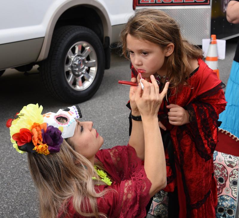 Mom Larisa Jack applies makeup to her daughter, Olivia, before the parade starts. RON MACARTHUR PHOTO