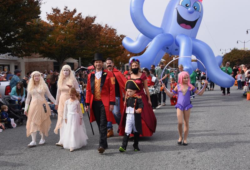 A cadre of circus performers take part in the parade. RON MACARTHUR PHOTO