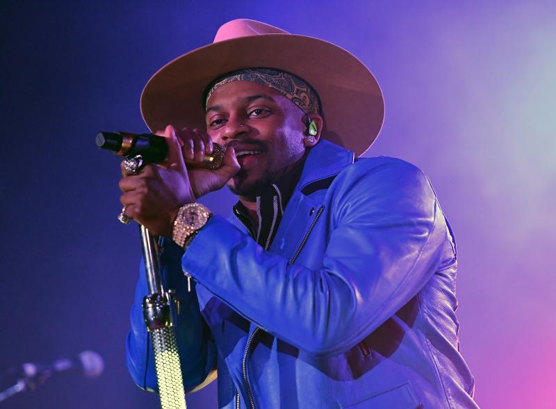 Jimmie sings his hit “Blue Jean Baby.”