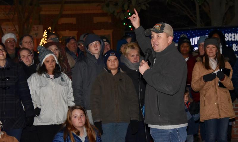 K.C. Conaway, of the Good Ole Boy Foundation, welcomes a large crowd to the Dec. 21 living nativity.