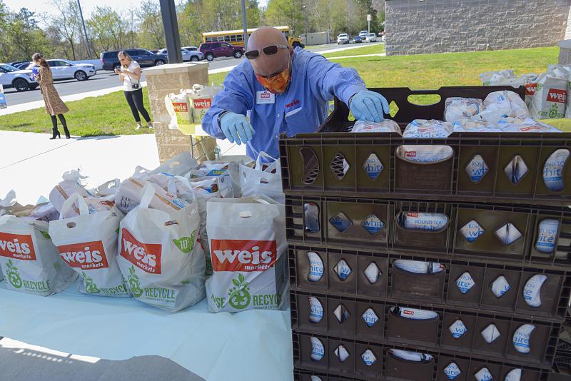Steve Rayburn, Lewes Weis Market manager, loads bags up with a loaf of bread. DENY HOWETH PHOTOS