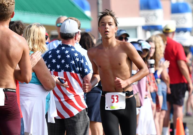 Roman Steis of Arlington places 10th in 33:05.0.