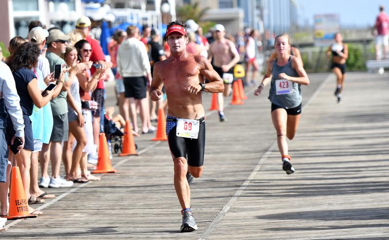Rick Cawthern runs to the finish.
