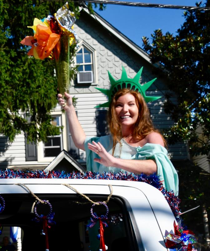 Lady Liberty Julie Sing is all smiles as she has a great few of the large Doo-Dah crowd along Kings Highway.