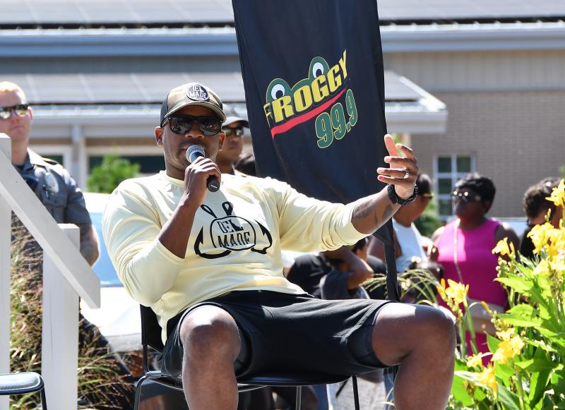 Jimmie Allen holds a Q&A session with Froggy 99 during the event.