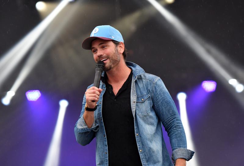 Chuck Wicks sings his hit “Old with You.”