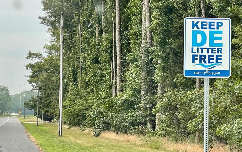 One of Delaware’s new signs, blue and white and clean, stands along a litter-free stretch of Sussex County highway. DENNIS FORNEY PHOTO