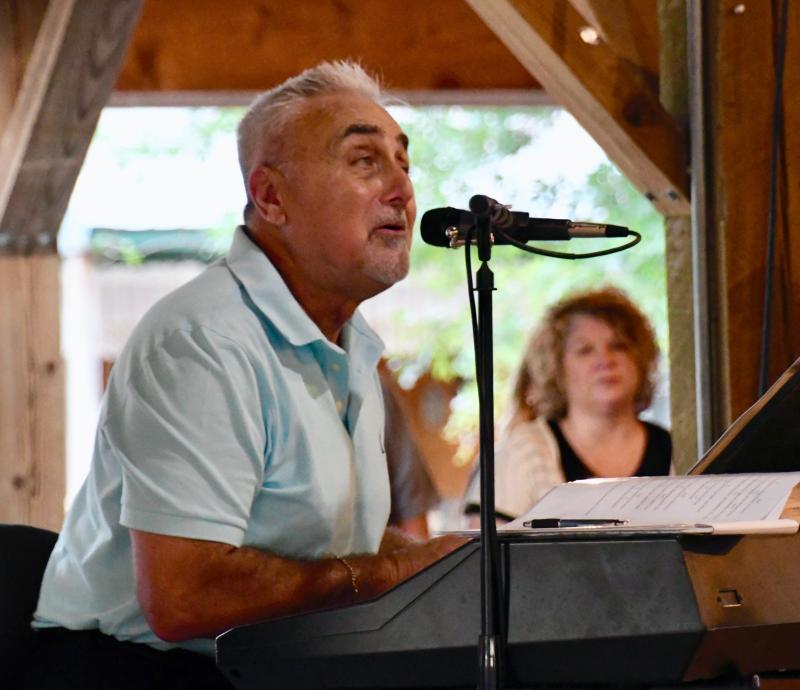 Kenny Davis leads the congregation in inspirational music.