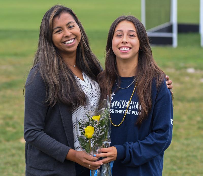 Nadia Nuebling and her daughter Mia share a floral bouquet. DAVE FREDERICK PHOTO