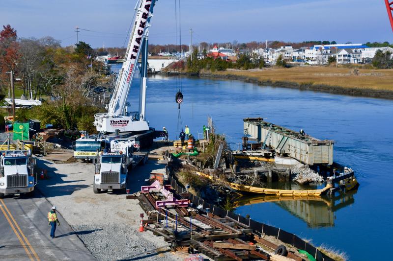 After a long day’s work on Dec. 1, this crane turned out to be too small to lift the bridge structure onto a truck.