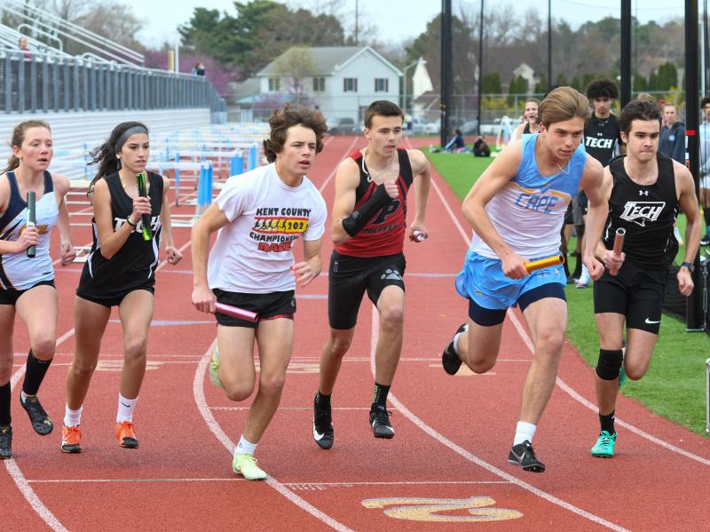 The girls’ and boys’ 4-by-800 relays share a common start. DAVE FREDERICK PHOTOS