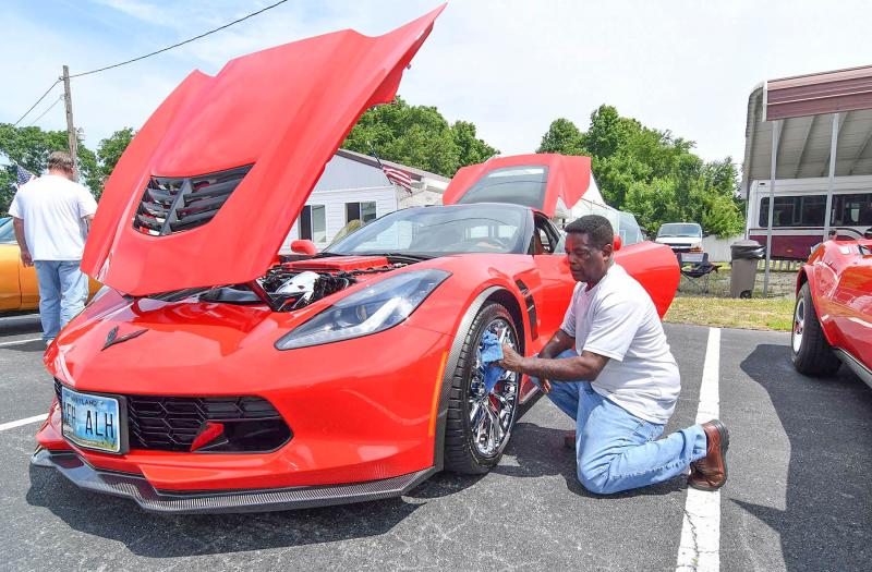 Alfred Hudson puts the pre-judging final touches on his 2015 Corvette Z06.