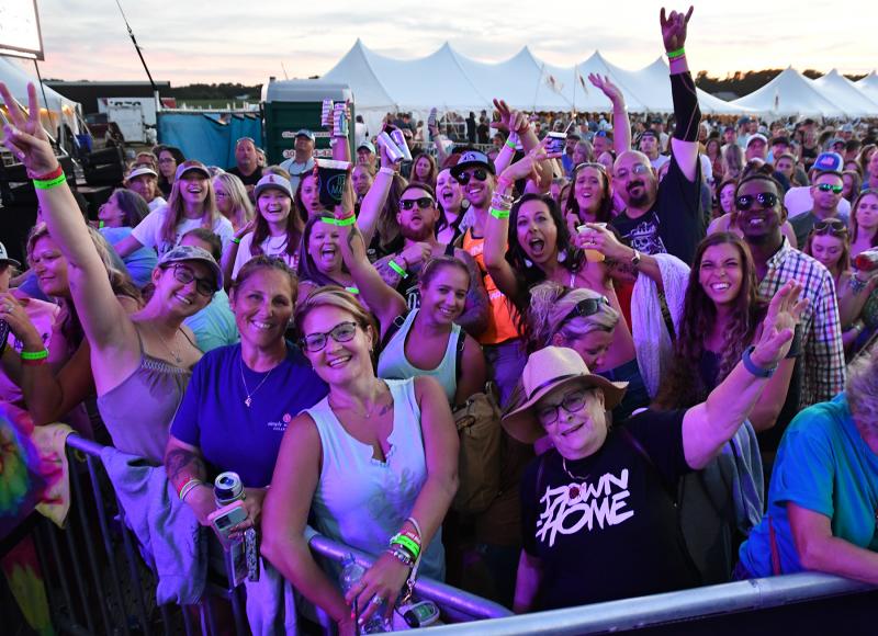 The crowd waits for Jimmie Allen.