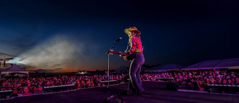 Lainey Wilson gets the crowd of more than 6,000 fans jumping with her set.