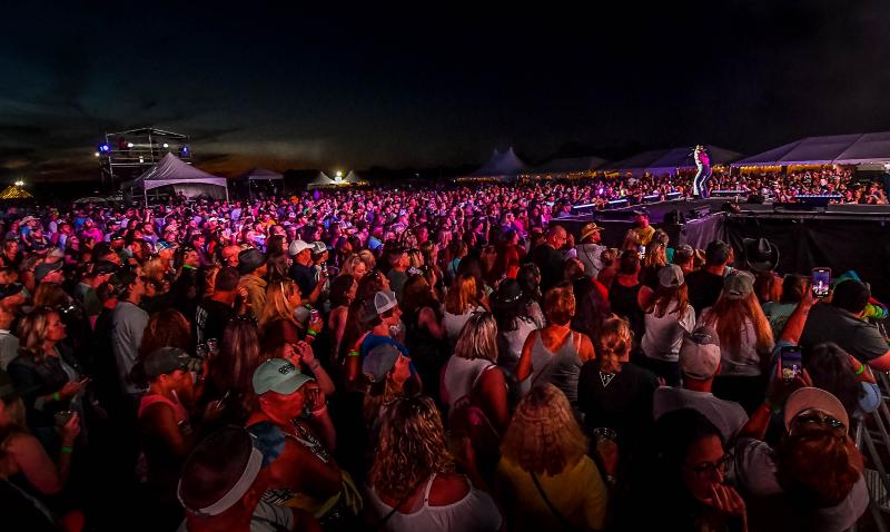 More than 6,000 screaming fans enjoy the Lainey Wilson set.