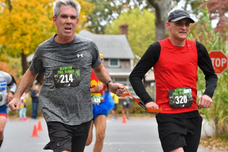 Chris Stanley runs tethered to Ian Fleming. They finished in 26:42.