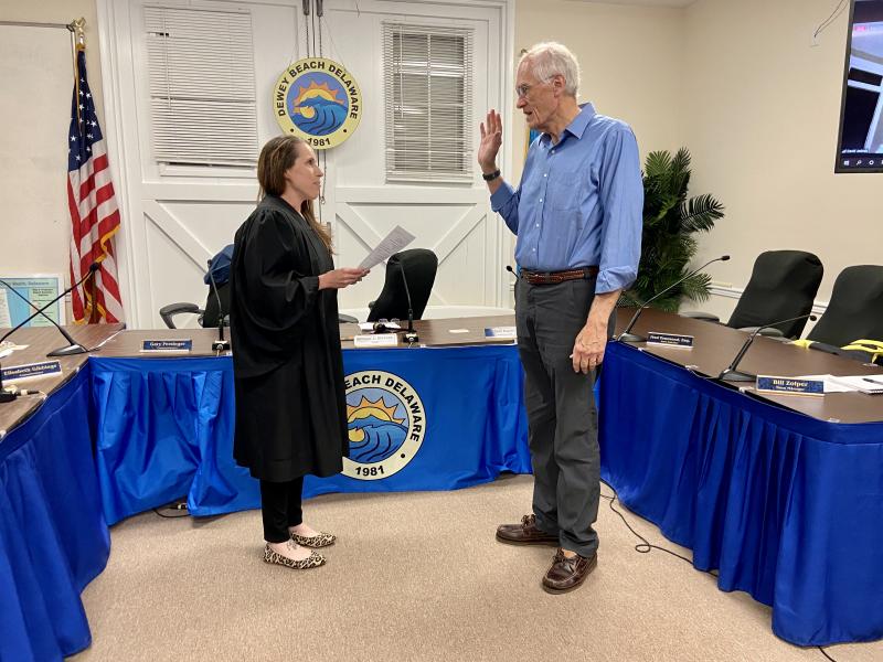 Alderman Kelly Pettyjohn swears in Commissioner Gary Persinger for his fourth two-year term.