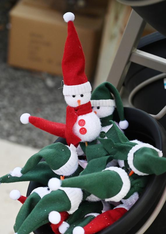 This red-hatted snowman is just waiting to be grabbed.