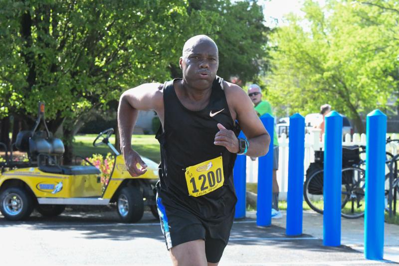 Leslie Wright pushes to the finish.