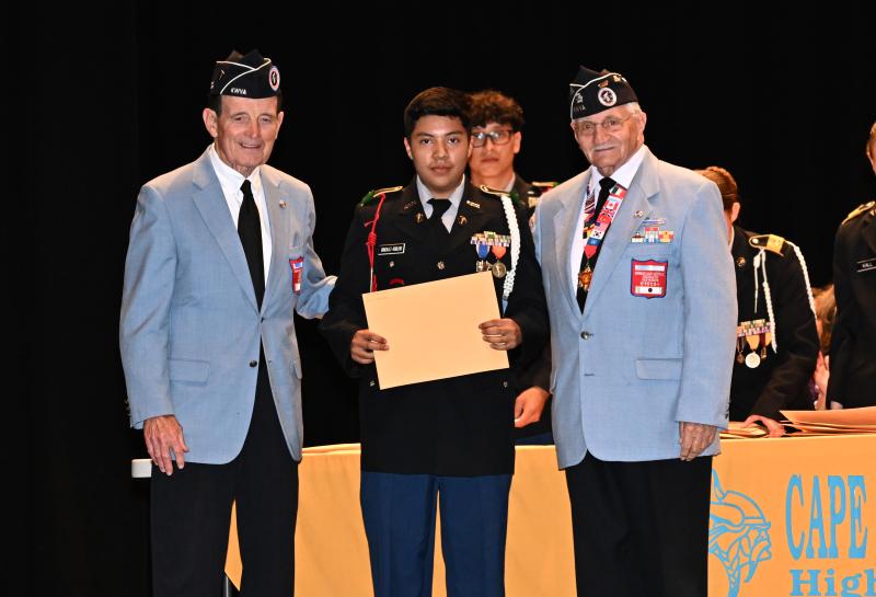 Alonso Gonzalez receives the Korean War Veterans Association Award from Jack McGinly, left, and Walt Koopman.