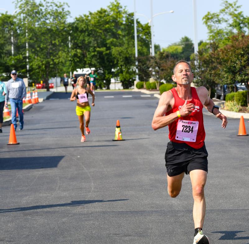 Mike Sewell wins the male masters race in 19:25.