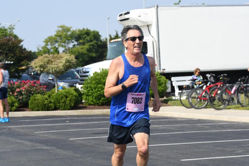 Bill Holdsworth records a time of 23:53.