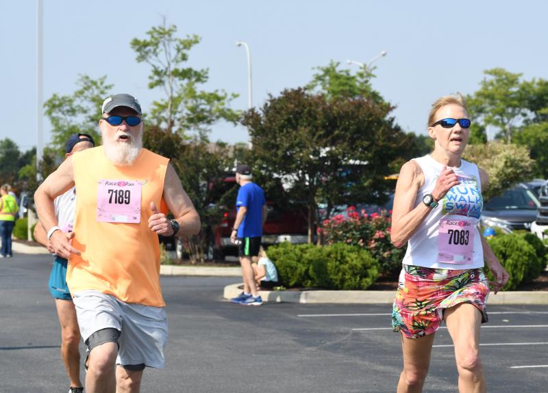 Dave Perry (25:03) and Lori Holdsworth (24:57) cross the finish line.