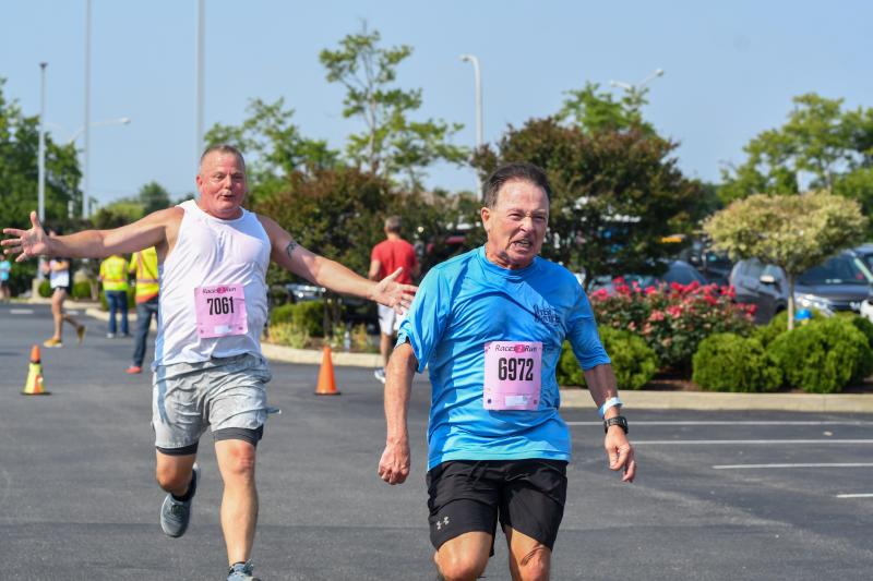 Matt Busillo beats Matt Garvey to the finish, but Garvey gets the place due to chip timing. DAVE FREDERICK PHOTOS