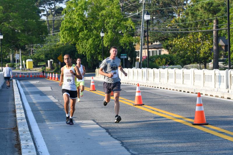 Martin Rodriguez and Alex Longeway cross the Silver Lake Bridge during the Chicken Chase 5K. DAVE FREDERICK PHOTOS