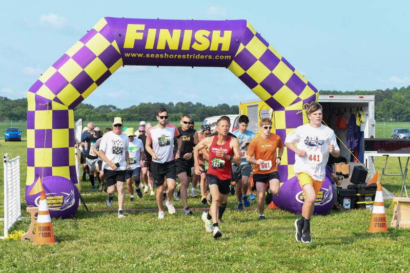 The start of the Uncorked 5K at Hudson Fields near Milton. DAVE FREDERICK PHOTOS