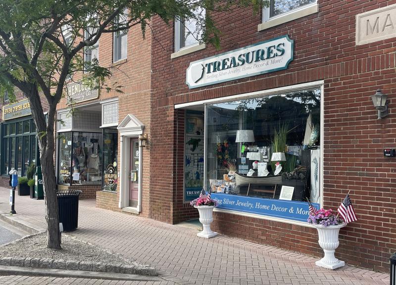 Treasures now occupies the storefront that was once home to Arthur Morris’ Rexall Drugs store at 116 Second St. At some point, the entrance was relocated from the middle to the left side.