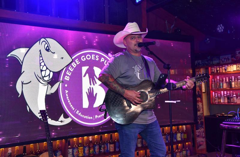 Bobby Lee Jones entertains the crowd with his country song covers.