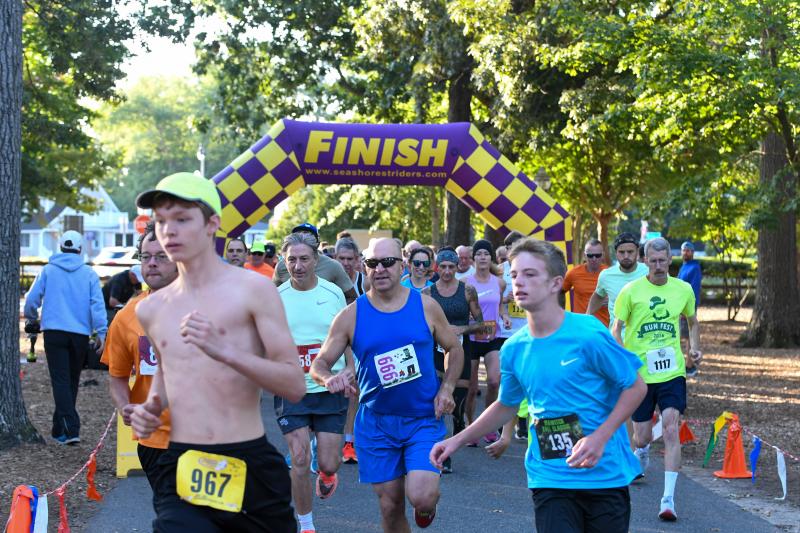 Aaron Tikiob leads runners at the start of the Last Blast Prediction Run 5K. DAVE FREDERICK PHOTOS