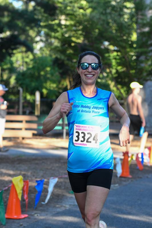 Eve Hoffman runs 20:59 to be the fastest woman in the race.
