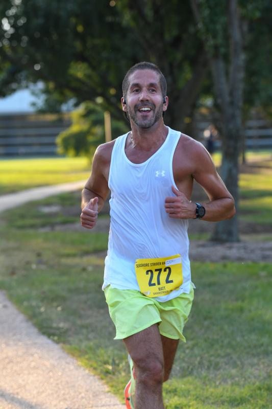 Matt Sparacino wins the race in 18:42.