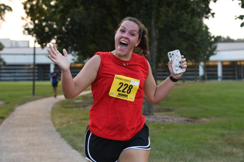 Sydney Harris flashes a smile en route to a time of 35:04.