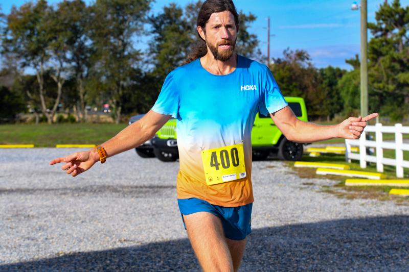 Mike Wardian wins the Moo Cow 5K at Hopkins Farm Creamery.