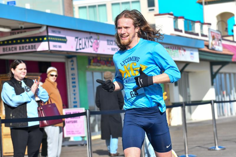 Kenny Draper wins the Run to the Plunge 5K in 17:22.