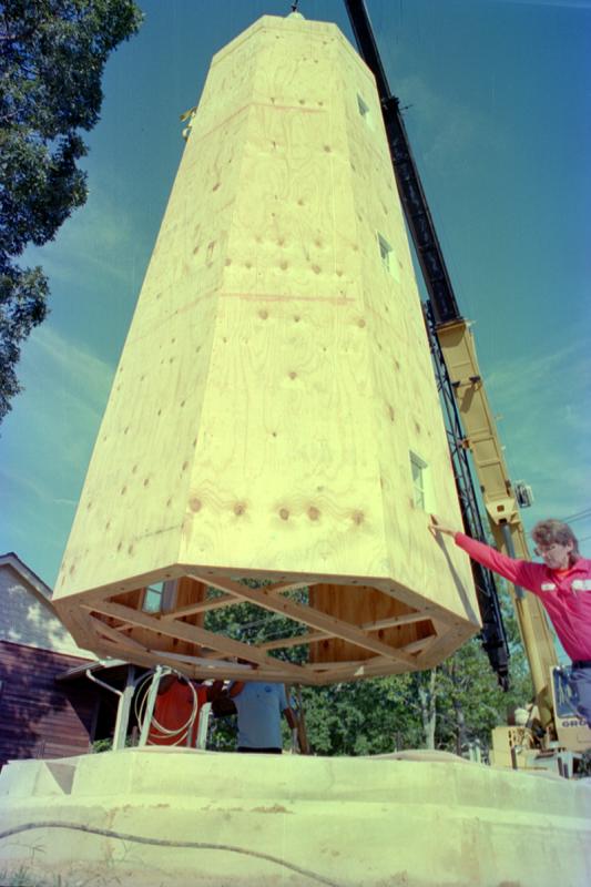 The new lighthouse is placed on its foundation. This replica would stand until 2004.