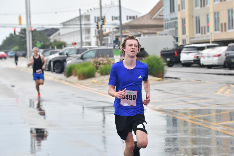 Alex Swift crosses the finish in 19:27.